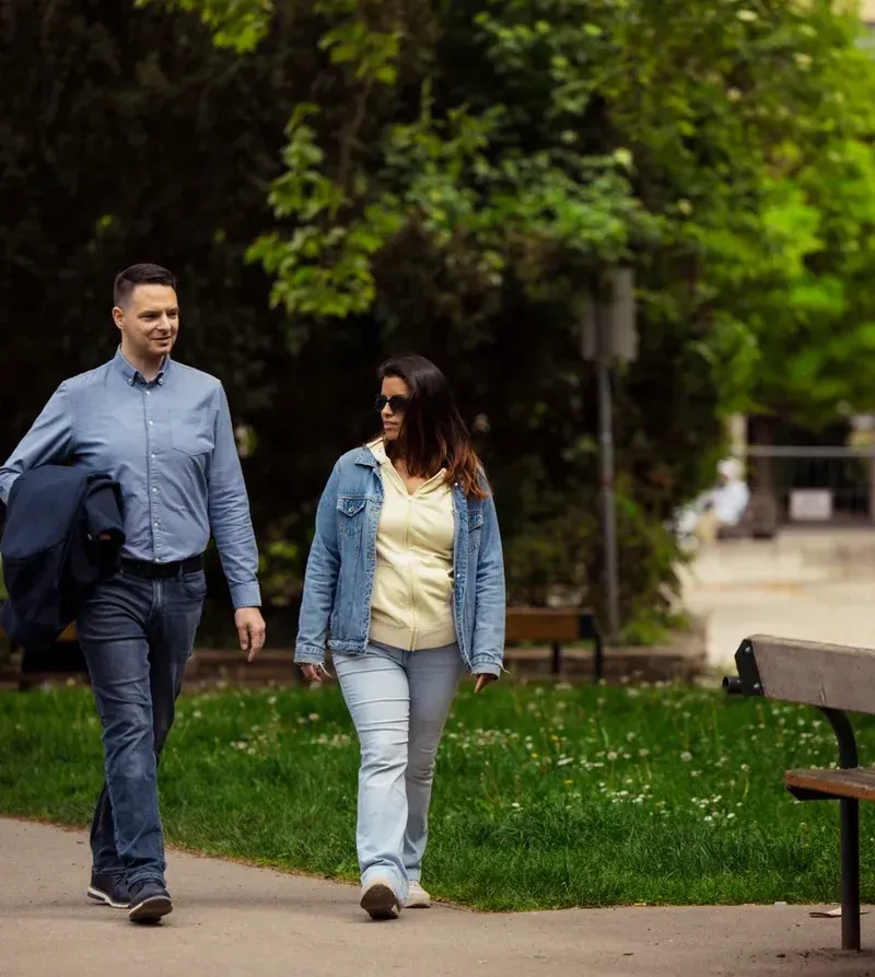 Walk and Talk im Park – Bernhard mit Klientin